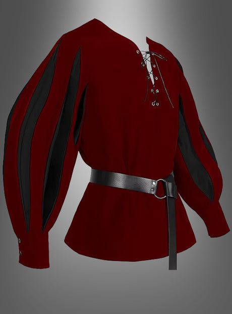 Das „Edles Mittelalter“-Hemd in Rot-Schwarz mit schwarzen, aufgeschlitzten Ärmeln, einer Schnürung vorne und einem passenden schwarzen Gürtel verkörpert perfekt den Look eines Renaissance-Herrenhemdes – ideal, um Ihr Musketier-Kostüm abzurunden. Abgebildet vor einem neutralen Hintergrund mit Farbverlauf.