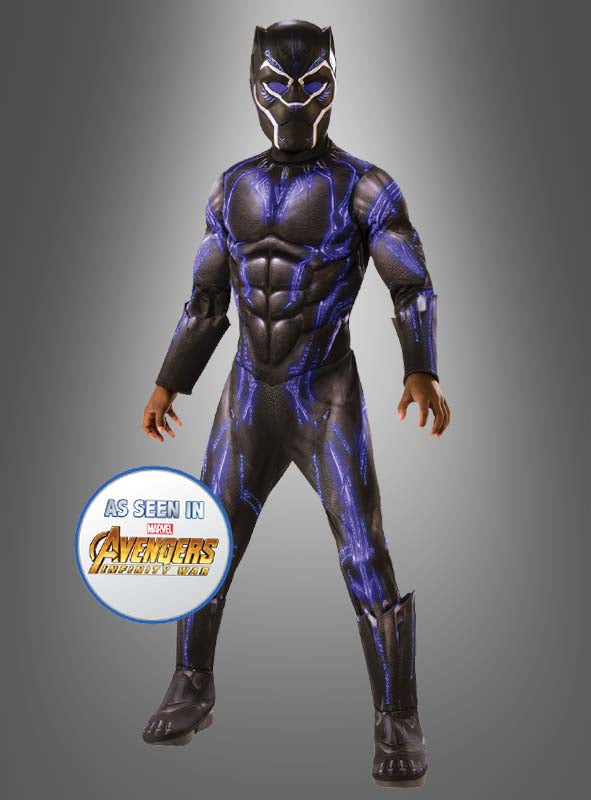Eine Person trägt das „Deluxe Black Panther“-Kostüm in Blau für Kinder – mit auffälligen blauen Akzenten und einem Abzeichen unten links – und steht vor einem grauen Hintergrund. Inspiriert von „Avengers: Infinity War“ fängt dieses Superhelden-Kostüm den ikonischen Look von Marvels Black Panther ein.
