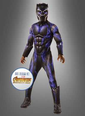 Eine Person trägt das „Deluxe Black Panther“-Kostüm in Blau für Kinder – mit auffälligen blauen Akzenten und einem Abzeichen unten links – und steht vor einem grauen Hintergrund. Inspiriert von „Avengers: Infinity War“ fängt dieses Superhelden-Kostüm den ikonischen Look von Marvels Black Panther ein.