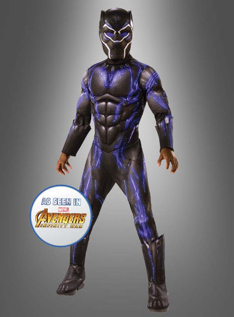 Eine Person trägt das „Deluxe Black Panther“-Kostüm in Blau für Kinder – mit auffälligen blauen Akzenten und einem Abzeichen unten links – und steht vor einem grauen Hintergrund. Inspiriert von „Avengers: Infinity War“ fängt dieses Superhelden-Kostüm den ikonischen Look von Marvels Black Panther ein.