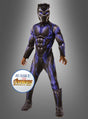 Eine Person trägt das „Deluxe Black Panther“-Kostüm in Blau für Kinder – mit auffälligen blauen Akzenten und einem Abzeichen unten links – und steht vor einem grauen Hintergrund. Inspiriert von „Avengers: Infinity War“ fängt dieses Superhelden-Kostüm den ikonischen Look von Marvels Black Panther ein.