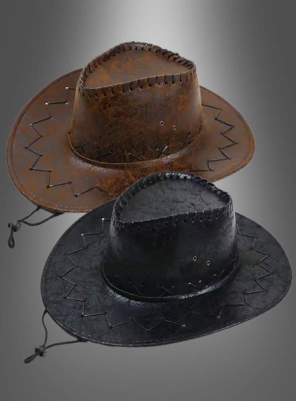 Zwei Cowboy-Hüte für Damen und Herren (Unisex) mit breiter Krempe – einer in Braun, einer in Schwarz – mit dekorativen Ziernähten werden vor einem grauen Hintergrund mit Farbverlauf präsentiert und sind damit die perfekten Accessoires, um jedes Cowboy-Kostüm oder jede Westernhut-Kollektion aufzuwerten.