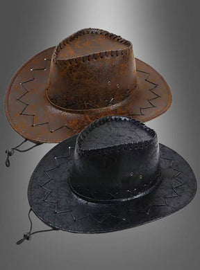 Zwei Cowboy-Hüte für Damen und Herren (Unisex) mit breiter Krempe – einer in Braun, einer in Schwarz – mit dekorativen Ziernähten werden vor einem grauen Hintergrund mit Farbverlauf präsentiert und sind damit die perfekten Accessoires, um jedes Cowboy-Kostüm oder jede Westernhut-Kollektion aufzuwerten.
