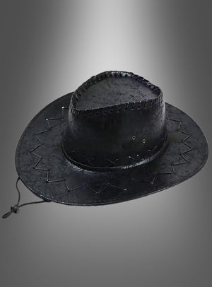 Ein Cowboyhut für Damen und Herren (unisex) aus schwarzem Leder mit Ziernähten und Kinnriemen, die perfekte Ergänzung für jedes Cowboy-Kostüm, präsentiert vor einem grauen Hintergrund mit Farbverlauf.