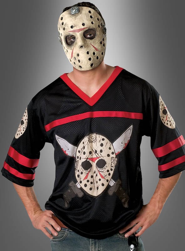 Eine Person, die eine Jason-Voorhees-Maske und das „Freitag, der 13.“-Hockey-Shirt trägt – ein schwarzes Sporttrikot mit einer Grafik, die eine Hockeymaske und gekreuzte Macheten zeigt –, steht vor einem Hintergrund mit Farbverlauf und verkörpert damit perfekt das kultige „Freitag, der 13.“-Kostüm für jede Halloween-Kostümparty.