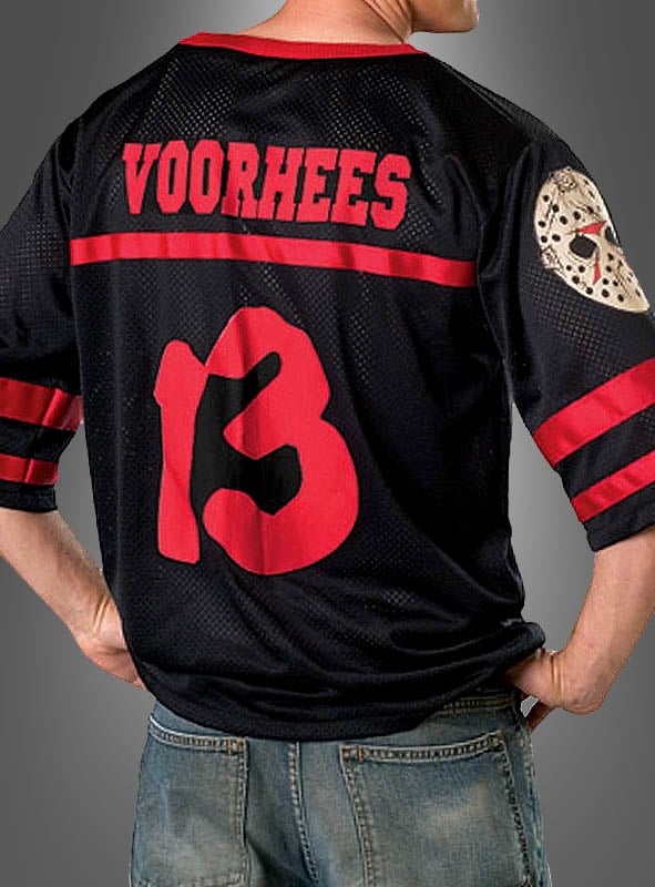 Person, die das Jason-Hockey-Shirt „Freitag, der 13.“ trägt – ein schwarzes Trikot mit der Aufschrift „Voorhees“ und der Nummer 13 in Rot auf dem Rücken sowie einer Hockeymasken-Grafik auf dem Ärmel. Perfekt als Jason-Voorhees-Maske oder zur Vervollständigung deines Halloween-Kostüms.