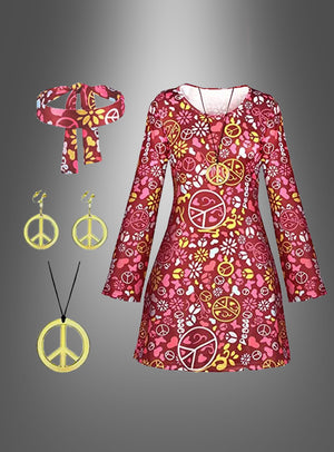 Ein 5-teiliges Hippie-Set mit einem Kleid in Rosa und Gelb im Stil der 70er Jahre mit Blumenmustern und Peace-Zeichen, inklusive passendem Stirnband, einem Anhänger mit Peace-Symbol und Ohrringen, arrangiert vor einem grauen Hintergrund mit Farbverlauf.