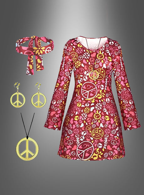Ein 5-teiliges Hippie-Set mit einem Kleid in Rosa und Gelb im Stil der 70er Jahre mit Blumenmustern und Peace-Zeichen, inklusive passendem Stirnband, einem Anhänger mit Peace-Symbol und Ohrringen, arrangiert vor einem grauen Hintergrund mit Farbverlauf.