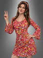 Eine Frau, gekleidet in das 5-teilige Hippie-Set mit Kleid – darunter ein rotes, mit Blumenmuster verziertes Kleid im Stil der 1960er Jahre, ein Stirnband und eine Halskette mit Peace-Zeichen –, posiert vor einem schlichten grauen Hintergrund, während sie mit der rechten Hand das Peace-Zeichen zeigt.