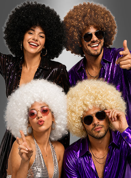 Vier Personen in glitzernden 70er-Jahre-Kostümen, mit riesigen „Super-Riesen-Afroperücken Deluxe“ (Unisex) und Sonnenbrillen posieren vor einem grauen Hintergrund, machen verspielte Gesten und lächeln.