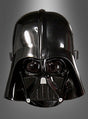 Eine Nahaufnahme der schwarzen Darth-Vader-Halbmaske für Kinder aus „Star Wars“, dargestellt vor einem grau verlaufenden Hintergrund.