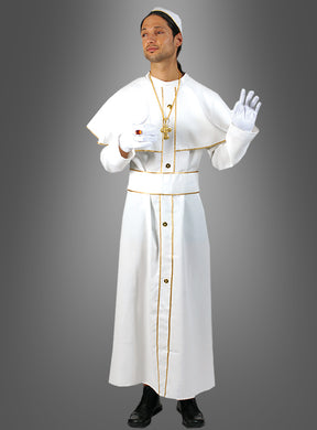Eine Person, die das Papst-Kostüm „Joe-Hannes“ trägt – bestehend aus einer weißen Robe, einem Umhang, Handschuhen und goldenen Accessoires –, posiert mit erhobener Hand vor einem grauen Hintergrund und fängt damit den Geist der Fasching- oder Karnevalsfeierlichkeiten perfekt ein.