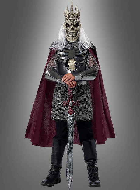 Ein Kind im Halloween-Kostüm „Skelett König“ – ein Skelettritter-Design mit Totenkopfmaske, silberner Rüstung, rotem Umhang und großem Schwert – ideal als gruseliges Kinderkostüm für Halloween.