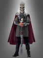 Ein Kind im Halloween-Kostüm „Skelett König“ – ein Skelettritter-Design mit Totenkopfmaske, silberner Rüstung, rotem Umhang und großem Schwert – ideal als gruseliges Kinderkostüm für Halloween.