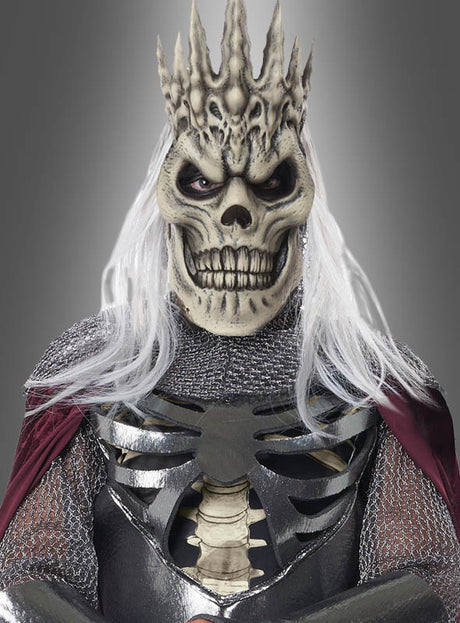 Mit dem Halloween-Kostüm „Skelettkönig“ für Kinder, das aus einer Stachelkrone, weißem Haar, einer Totenkopfmaske und einer Rüstung über Kettenhemd besteht, verwandelt sich diese Person in einen auffälligen und gruseligen Skelettkönig – perfekt für die gruselige Jahreszeit.