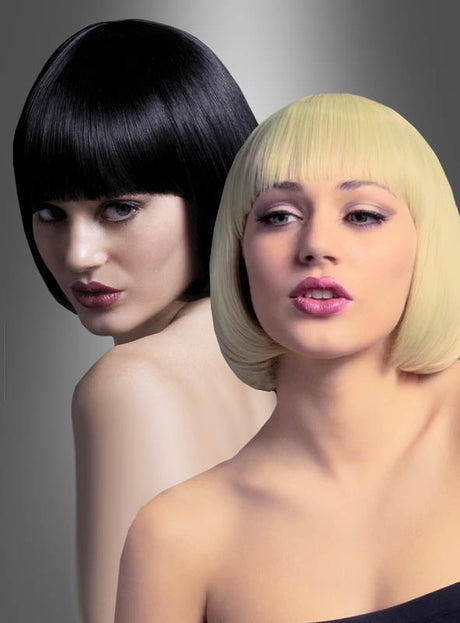 Zwei Frauen, von den Schultern aufwärts gezeigt, eine mit schwarzen Haaren und eine mit blonden Haaren, beide tragen identische Perücken im Bob-Stil „Mia“ mit Pony vor einem grauen Hintergrund – perfekt für eine 20er-Jahre-Party.