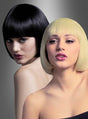 Zwei Frauen, von den Schultern aufwärts gezeigt, eine mit schwarzen Haaren und eine mit blonden Haaren, beide tragen identische Perücken im Bob-Stil „Mia“ mit Pony vor einem grauen Hintergrund – perfekt für eine 20er-Jahre-Party.