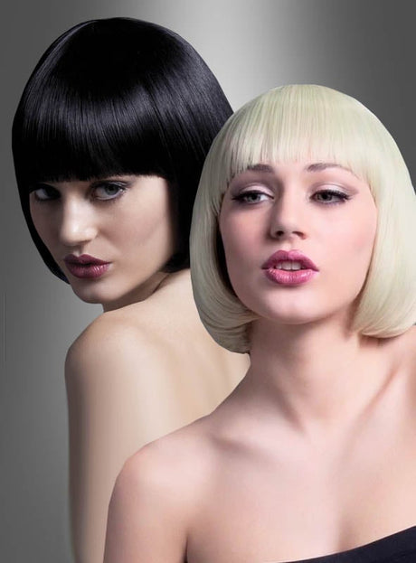 Zwei Frauen mit kurzen Bob-Frisuren posieren stilvoll vor einem grauen Hintergrund mit Farbverlauf: Die eine trägt die Bobfrisur-Perücke „Mia“ in Schwarz, während die andere eine blonde, hitzebeständige Version der Perücke trägt.