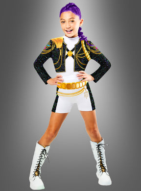 Ein Kind mit lila Haaren steht lächelnd vor einem grauen Hintergrund mit Farbverlauf und trägt das KPop Classic Rumi Golden Kinderkostüm: eine schwarz-goldene Jacke, weiße Shorts, einen goldenen Gürtel und weiße Schnürstiefel.