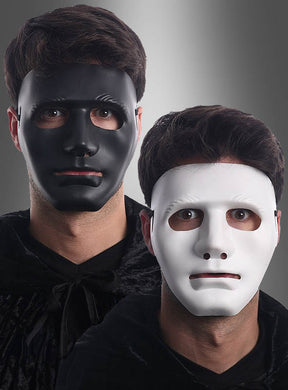 Zwei Personen tragen die „Neutrale Gesichtsmaske“ in Schwarz oder Weiß – die eine in Schwarz, die andere in Weiß –, kombiniert mit auffälligen Umhängen, während sie vor einem grauen Farbverlaufshintergrund direkt in die Kamera blicken und mit ihren neutralen, maskierten Gesichtsausdrücken den geheimnisvollen Reiz eines venezianischen Karnevals einfangen.