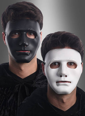 Zwei Personen tragen die „Neutrale Gesichtsmaske“ in Schwarz oder Weiß – die eine in Schwarz, die andere in Weiß –, kombiniert mit auffälligen Umhängen, während sie vor einem grauen Farbverlaufshintergrund direkt in die Kamera blicken und mit ihren neutralen, maskierten Gesichtsausdrücken den geheimnisvollen Reiz eines venezianischen Karnevals einfangen.