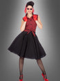 Eine Frau posiert vor einem grauen Hintergrund mit Farbverlauf und trägt das Rockabilly-Kleid „Rizzo“ im Stil der 50er Jahre – ein rotes kariertes Oberteil mit einem schwarzen, ausgestelltem Rock und einem Unterrock –, kombiniert mit einer schwarzen, transparenten Strumpfhose, roten Pumps, roten Handschuhen, einem roten Schal und einer Sonnenbrille.