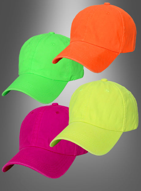 Vier Baseball-Kappen in den Neonfarben Grün, Orange, Pink und Gelb sind vor einem grauen Hintergrund mit Farbverlauf abgebildet und bringen den auffälligen Charakter dieser Kappe perfekt zur Geltung – ein echtes Statement im Stil der 80er und 90er Jahre.