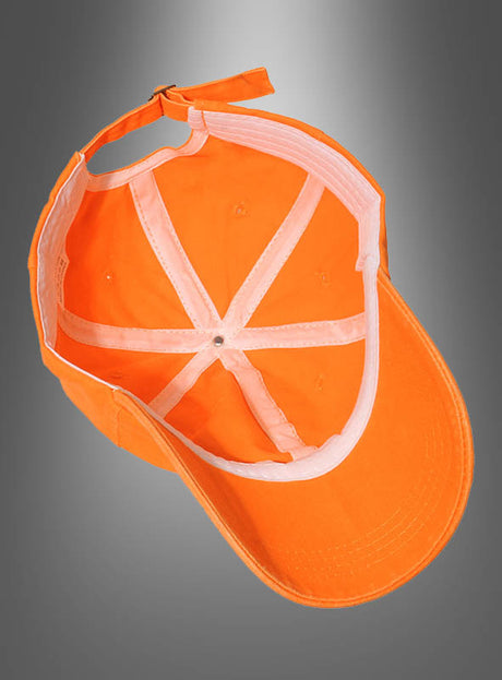 Die Baseballkappe „Neon Mütze“ wird von unten gezeigt, wodurch ihre weißen Innennähte und der verstellbare Riemen am Hinterkopf vor einem grauen Farbverlauf-Hintergrund besonders gut zur Geltung kommen – eine lebendige Hommage an den Stil der 80er und 90er Jahre, ideal für alle, die mit dieser Baseballkappe „Neon Mütze“ ein Statement setzen möchten.