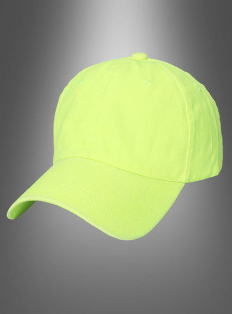 Eine schlichte, neongelbe Baseballmütze im Neon-Look, inspiriert vom auffälligen Stil der 80er und 90er Jahre, wird vor einem grauen Hintergrund mit Farbverlauf präsentiert.