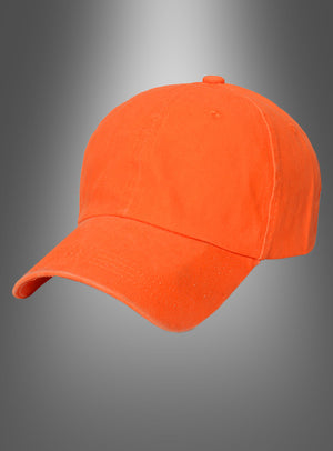 Leuchtend orangefarbene Baseballkappe im Neon-Look mit gebogener Krempe vor einem grauen Farbverlaufshintergrund – sie erinnert an den lebhaften Flair des 80er- und 90er-Jahre-Stils und eignet sich perfekt als auffälliges Baseballkappen-Accessoire.