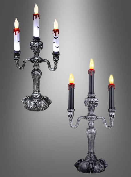 Zwei „Kerzenleuchter mit LED-Lichtern“ im gotischen Stil mit Totenkopf-Motiven sind die perfekten Halloween-Kerzenleuchter: Der eine ist mit drei weißen LED-Kerzen verziert, von denen rotes Wachs herabtropft und die mit Fledermäusen akzentuiert sind, während der andere drei schwarze LED-Kerzen mit leuchtend gelben Flammen aufweist, wodurch eine gruselige und zugleich elegante Halloween-Dekoration entsteht.