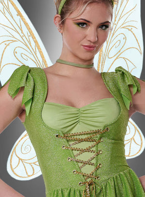 Eine Person strahlt in der „Sexy Fee“-Verkleidung „Glöckchen“ – einem funkelnden grünen Feenkostüm, das an ein Tinkerbell-Kostüm für Damen erinnert – mit goldenen Flügeln, leuchtend grünem Lidschatten und einem passenden grünen Halsband, das Ganze vor einem grauen Hintergrund – ein zauberhafter Feen-Look, der sich perfekt für jeden Karnevalsanlass eignet.