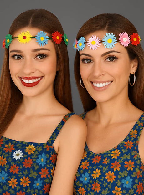 Zwei Frauen in blauen Blumenkleidern und bunten Stirnbändern mit Blumen lächeln vor einem schlichten grauen Hintergrund in die Kamera und verkörpern mit ihrem fröhlichen Hippie-Outfit perfekt die ausgelassene Stimmung einer Flower-Power-Party.