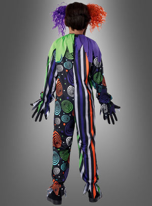Eine Person, die das „Neon Albtraum“-Clownkostüm für Jungen trägt – mit auffälligen Spiralen- und Streifenmustern, schwarzen Handschuhen und leuchtend orange-lila, bauschiger Frisur –, steht mit dem Rücken zur Kamera vor einem grauen Hintergrund und verkörpert damit perfekt einen echten „Neon Albtraum“.