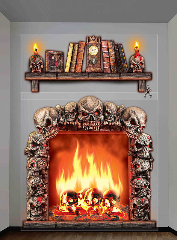 Eine Offener-Kamin-Dekofolie mit einem von Totenköpfen umrahmten Kamin, einem lodernden Feuer darin, einem Regal darüber, auf dem Bücher, Kerzen und eine Uhr stehen, sowie einer kleinen Spinne an der Wand – perfekt als gruselige Dekofolie für deine Halloween-Dekoration.