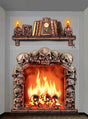 Eine Offener-Kamin-Dekofolie mit einem von Totenköpfen umrahmten Kamin, einem lodernden Feuer darin, einem Regal darüber, auf dem Bücher, Kerzen und eine Uhr stehen, sowie einer kleinen Spinne an der Wand – perfekt als gruselige Dekofolie für deine Halloween-Dekoration.
