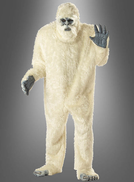 Eine Person steht aufrecht vor einem grauen Hintergrund mit Farbverlauf und trägt das Yeti-Kostüm für Erwachsene – ein weißes, pelziges Kostüm mit grauen Händen, Füßen und Gesicht –, während sie eine Hand hebt.