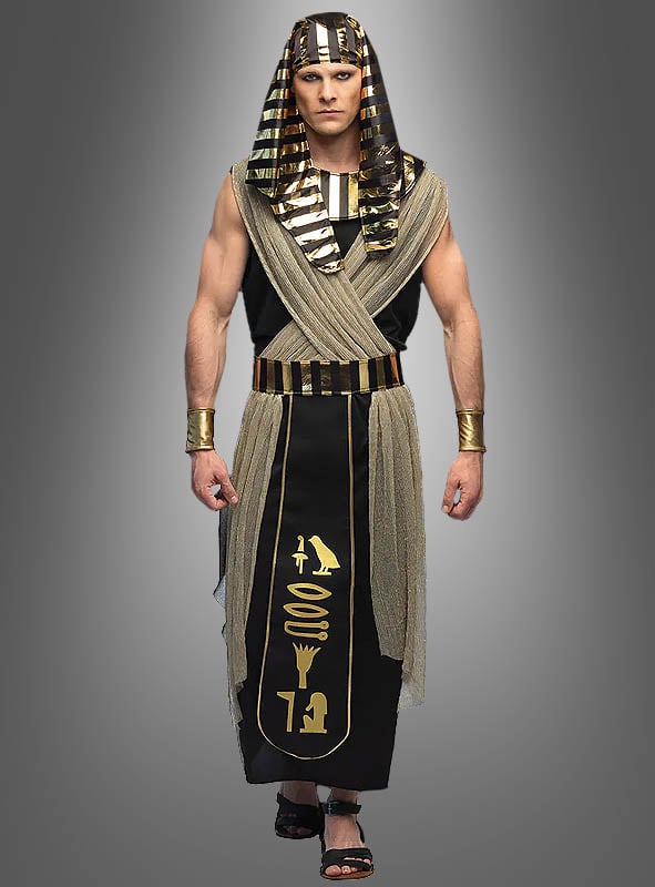 Eine Person im Pharao-Anubis-Kostüm für Herren, bestehend aus einem gold-schwarzen Kopfschmuck, passenden Armbändern und einer langen schwarzen Robe, die mit goldenen Symbolen verziert ist – ein auffälliges Ensemble, das die königliche Ausstrahlung des alten Ägyptens verkörpert und den geheimnisvollen, von Anubis inspirierten Stil widerspiegelt.