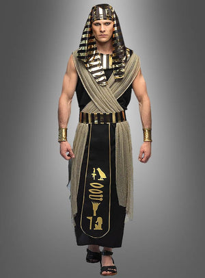 Eine Person im Pharao-Anubis-Kostüm für Herren, bestehend aus einem gold-schwarzen Kopfschmuck, passenden Armbändern und einer langen schwarzen Robe, die mit goldenen Symbolen verziert ist – ein auffälliges Ensemble, das die königliche Ausstrahlung des alten Ägyptens verkörpert und den geheimnisvollen, von Anubis inspirierten Stil widerspiegelt.