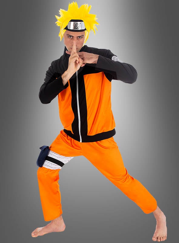 Im Naruto-Kostüm für Herren posiert eine Person mit stacheligen gelben Haaren vor einem grauen Hintergrund mit Farbverlauf, wobei sie mit einer Hand ein Ninja-Handzeichen formt.