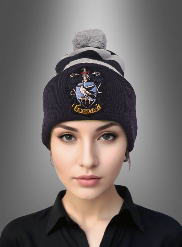 Eine Frau, die eine Harry-Potter-Mütze im Ravenclaw-Stil mit Wappen und grauem Bommel trug, posierte vor einem grauen Hintergrund mit Farbverlauf.