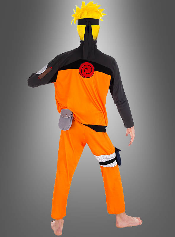 Eine Person in einem orange-schwarzen Kostüm im Anime-Stil mit einer gelben, stacheligen Perücke, barfuß und mit erhobener Hand, die mit dem Rücken zu einem grauen Hintergrund mit Farbverlauf steht – ideal, um das Naruto-Kostüm für Herren für einen authentischen Cosplay-Look zu präsentieren.