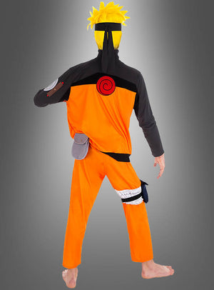 Eine Person in einem orange-schwarzen Kostüm im Anime-Stil mit einer gelben, stacheligen Perücke, barfuß und mit erhobener Hand, die mit dem Rücken zu einem grauen Hintergrund mit Farbverlauf steht – ideal, um das Naruto-Kostüm für Herren für einen authentischen Cosplay-Look zu präsentieren.