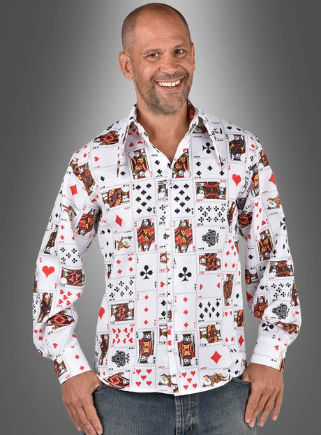 Ein lächelnder Mann, der das „Casino Hemd Kartenspiel Herren“ trägt – ein Hemd mit Knopfleiste und auffälligen Spielkartenmotiven –, vor einem grauen Hintergrund mit Farbverlauf – ideal für Casino-Abende oder als einzigartiges Karnevalskostüm.