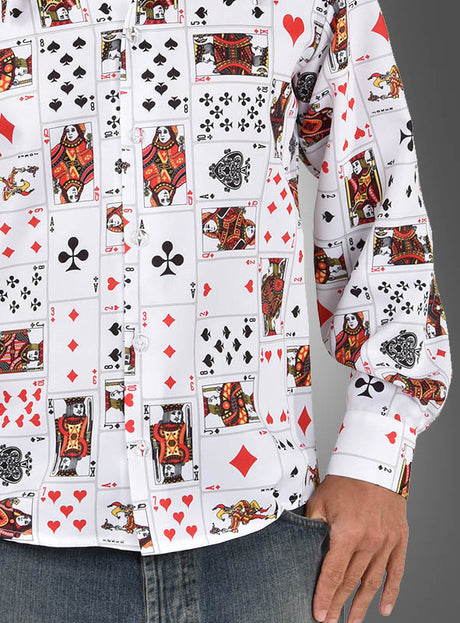 Eine Person trägt das „Casino Hemd Kartenspiel Herren“ – ein Hemd mit Knopfleiste und einem verspielten Aufdruck aus Spielkarten wie Herz, Kreuz, Karo und Pik; auf dem Bild sind nur der Oberkörper und ein Arm zu sehen. Dieses Hemd mit seinem Spielkartenmuster ist die ideale Wahl für ein lustiges Karnevalskostüm oder um jedem Anlass einen lebhaften Stil zu verleihen.