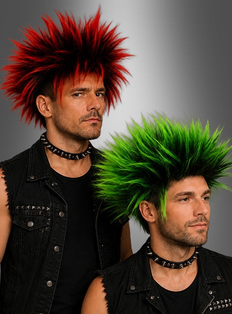 Zwei Männer tragen die 80er-Punk-Perücke in Rot oder Grün – der eine in der knallroten Variante, der andere in Grün – im echten Retro-Stil, ergänzt durch schwarze, mit Nieten besetzte Westen und Stachel-Halsbänder. Ihre leuchtenden Perücken setzen ein markantes Statement, während sie vor einem grauen Hintergrund mit Farbverlauf posieren.