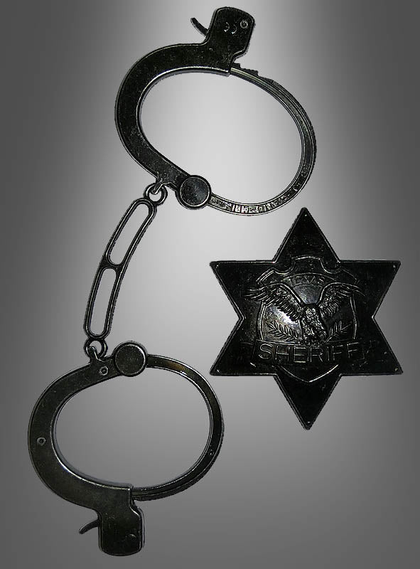 Das „Sheriff Set Antiklook“ mit einem Paar Metallhandschellen, die durch eine kurze Kette verbunden sind, und einem sechszackigen Sheriff-Stern wird vor einem grauen Hintergrund mit Farbverlauf präsentiert – ideal als Sheriff-Kostümzubehör für jede Veranstaltung zum Thema „Wilder Westen“.