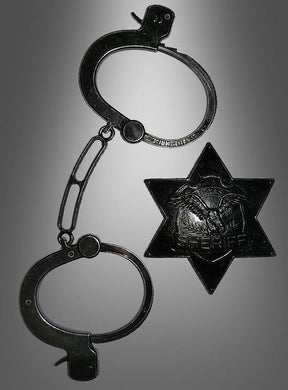 Das „Sheriff Set Antiklook“ mit einem Paar Metallhandschellen, die durch eine kurze Kette verbunden sind, und einem sechszackigen Sheriff-Stern wird vor einem grauen Hintergrund mit Farbverlauf präsentiert – ideal als Sheriff-Kostümzubehör für jede Veranstaltung zum Thema „Wilder Westen“.