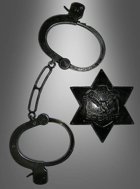 Das „Sheriff Set Antiklook“ mit einem Paar Metallhandschellen, die durch eine kurze Kette verbunden sind, und einem sechszackigen Sheriff-Stern wird vor einem grauen Hintergrund mit Farbverlauf präsentiert – ideal als Sheriff-Kostümzubehör für jede Veranstaltung zum Thema „Wilder Westen“.