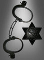 Das „Sheriff Set Antiklook“ mit einem Paar Metallhandschellen, die durch eine kurze Kette verbunden sind, und einem sechszackigen Sheriff-Stern wird vor einem grauen Hintergrund mit Farbverlauf präsentiert – ideal als Sheriff-Kostümzubehör für jede Veranstaltung zum Thema „Wilder Westen“.